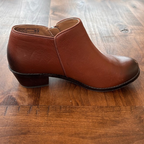 Vionic Women’s Jolene Leather Ankle Boot - Picture 10 of 11